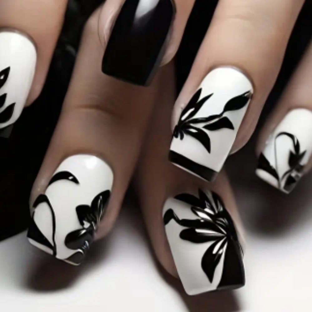 🔥3/$21 Black and White Floral Press On Nails